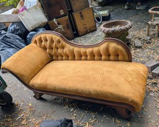 Fainting couch