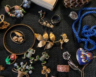 Frog pins with moving legs, Brooches and more