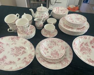 Mint Condition service for 8 Brand new, Queens Toile, super nice