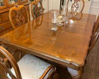 Table with 2 leaves and 6 chairs