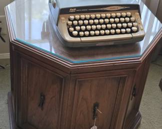 VINTAGE LAMP TABLE & TYPEWRITER