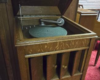 ANTIQUE OAK PHONOGRAPH