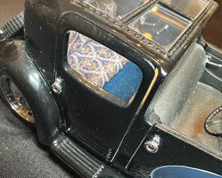 Franklin Mint 1:24 scale diecast model of the 1930 Bugatti Royale Coupe Napoleon. 