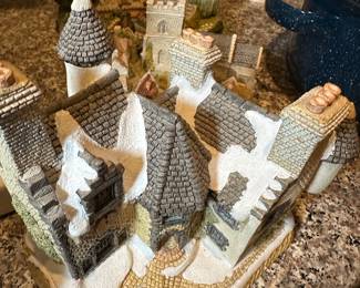 David Winter Cottage figurine ("Christmas in Scotland and Hogmanay 1988 Castle")
