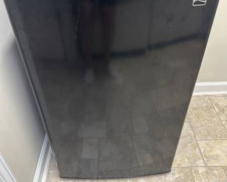 Kenmore 3.1 cu-ft Refrigerator in black / mini fridge
