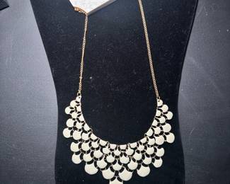 Accent necklace