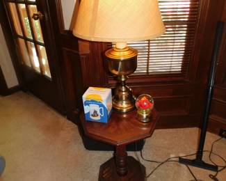 VINTAGE PEDESTAL TABLE WITH BRASS LAMP