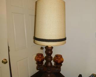 VINTAGE AMBER GLASS DOUBLE LIGHT TABLE LAMP