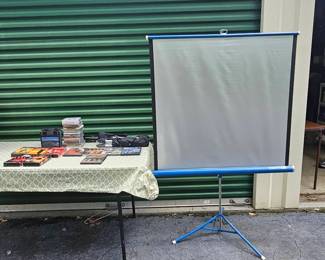 DALITE Silver Flyer Movie Screen VHS DVDS