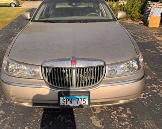 2000 Lincoln town car 
140k - leather - body damage -
$3000 obo 
