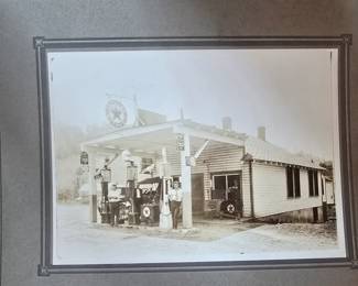 Photo of Roanoke service station owned by W.M. Dillard
