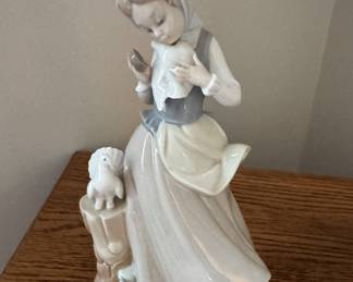 Lladros Girl with Pigeons. Photo 1 of 2.