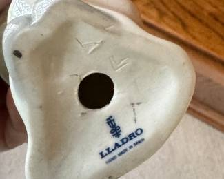 Lladros Girl with Pigeons. Photo 2 of 2.