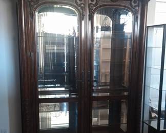 Henredon 
Mahogany 2 door curio cabinet with glass shelves.
8.5 in in height 64 wide 19.5 in deep. $4000