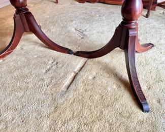 Vintage Mahogany Dining Table – Duncan Phyfe Style Pedestal Base with Brass Feet