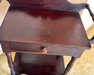 Antique Accent Table with Drawer – Dark Wood Finish & Decorative Scalloped Design