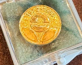 Vintage Commemorative Gold-Tone Medal in Case – Floral Emblem, Collectible Token