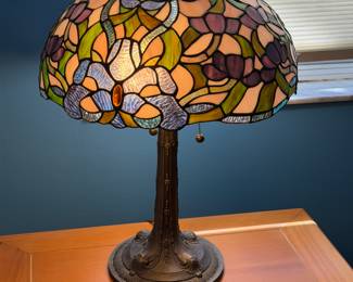 2 matching Tffinany style lamps