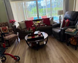 Lift recliner, sm Wing back chair with ottoman
