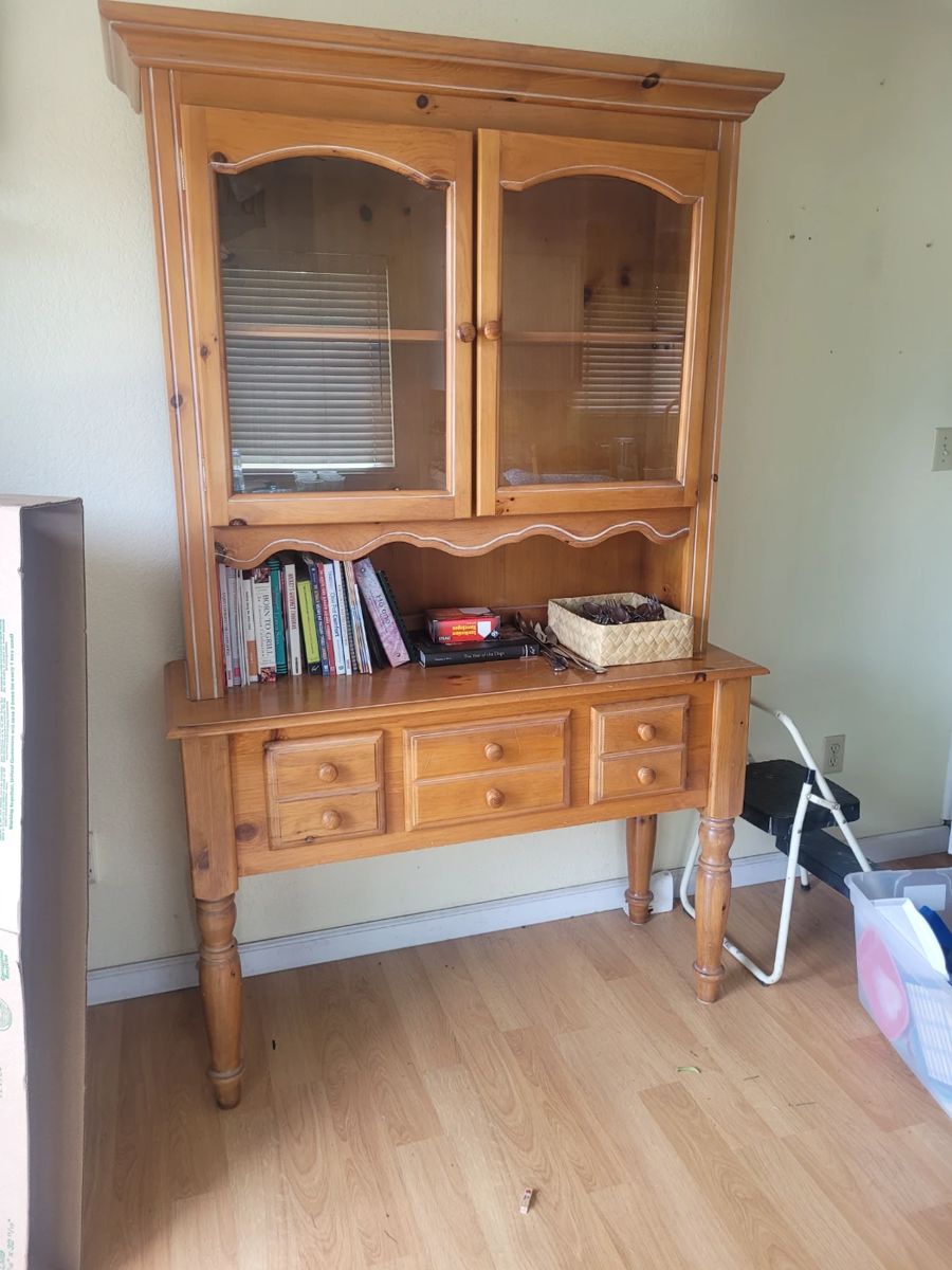 pine hutch 