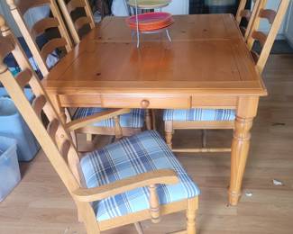 Pine table with 6 chairs and one leave 