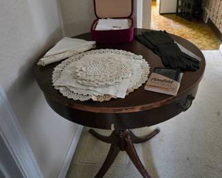 Barrel table, doilies, gloves