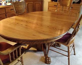 Gorgeous oak table 2 leaves and 6 chairs