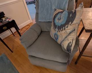 Small recliner 
