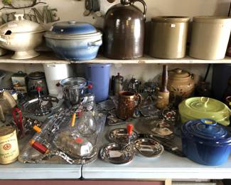 Kitchen items, some with bakelite handles