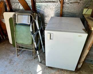 Small fridge/freexer.