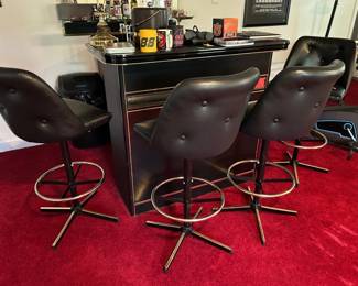 Standalone bar and 4 chairs