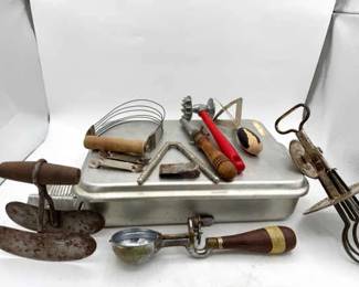 Vintage Kitchen Items Lot
