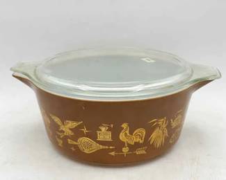 Pyrex Early American casserole dish with a clear lid
