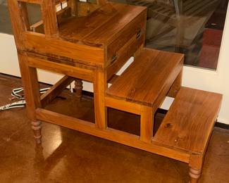 Adjustable transforming table to steps