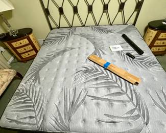 Adjustable Sealy King Mattress on adjustable base Clean!!!