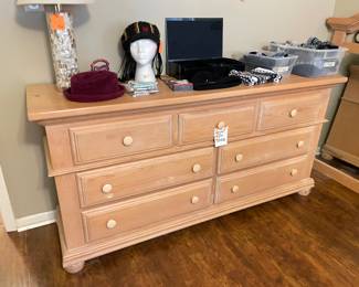 dresser that goes w/mirror