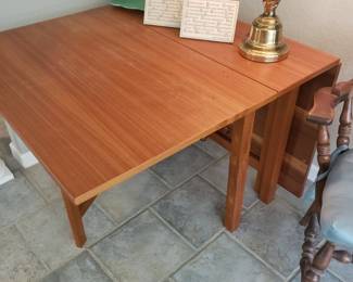 Drop leaf table 