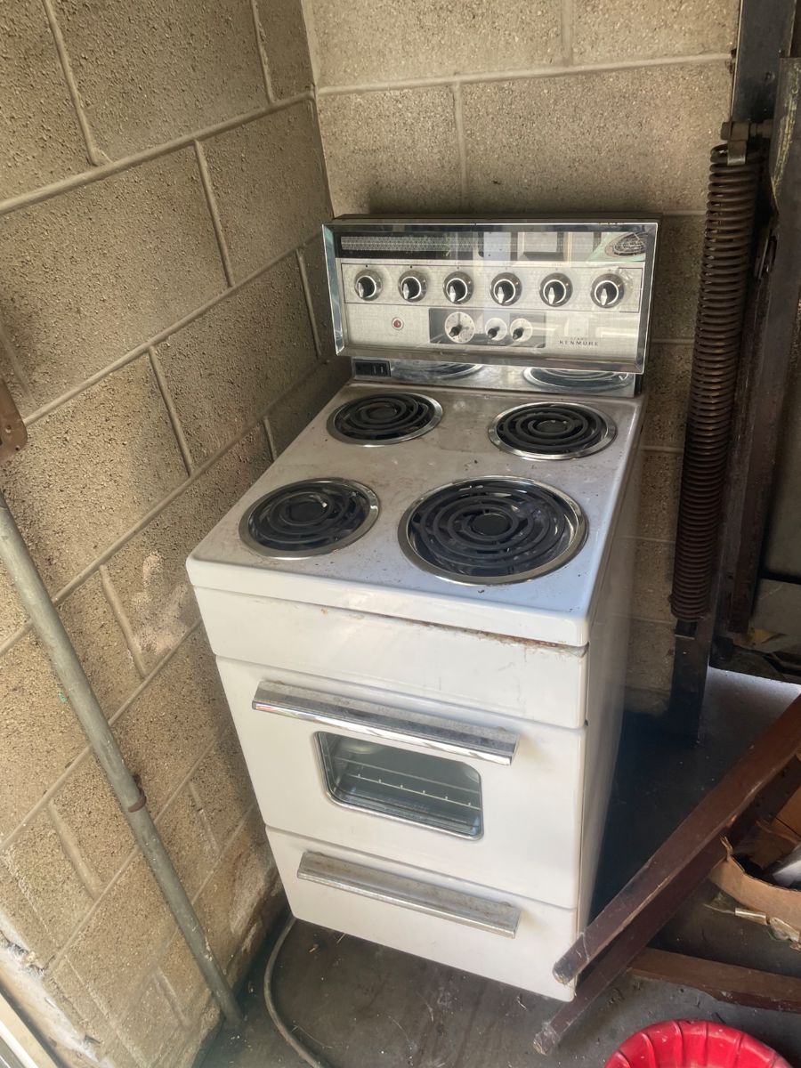 Vintage small 4 burner stove/oven