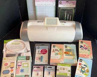 Cricut Expression 2 with accessories