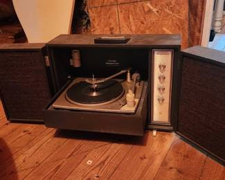 Magnavox Stereo Turntable / Speaker System