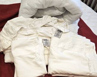  Beautiful Set of Kirkland 680 Thread Count White Sheet Set and Mattress Protector - Nice!
