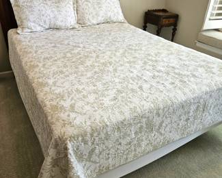 Pretty Taupe Floras on White Laura Ashley QUEEN SIZE Quilt/Bedspread with Matching Pillow Shams
