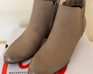 Blonde women’s boots, 8M, with light wear.
