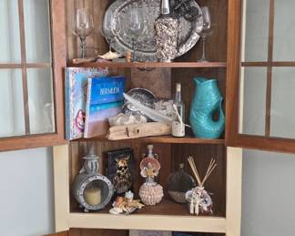Corner cabinet
