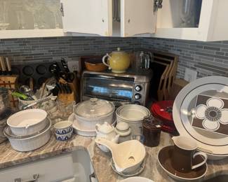 Collection of Kitchen Pots, Pans, Glasses & Accessories