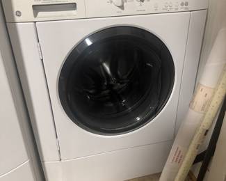 GE 3.5 Cu. Ft. King-size Capacity Frontload Washer with Stainless Steel Basket / Model - WSSH300G1WW / Excellent Working Condition
