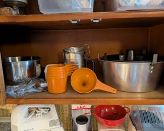 Baking accessories, measuring cups etc