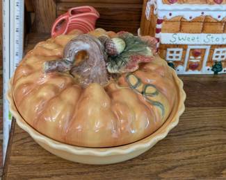Pumpkin pie plate with lid
