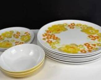 Set of Centura by Corning.