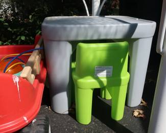 childs patio table and 2 chairs